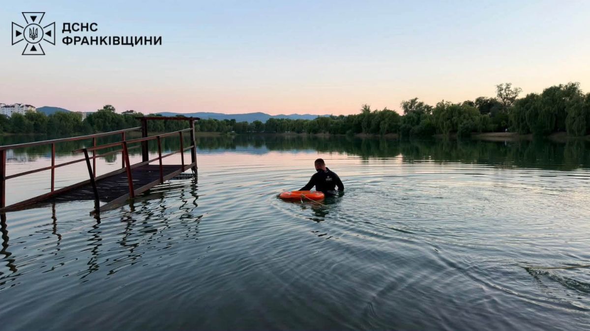 У Надвірній рятувальники дістали тіло чоловіка