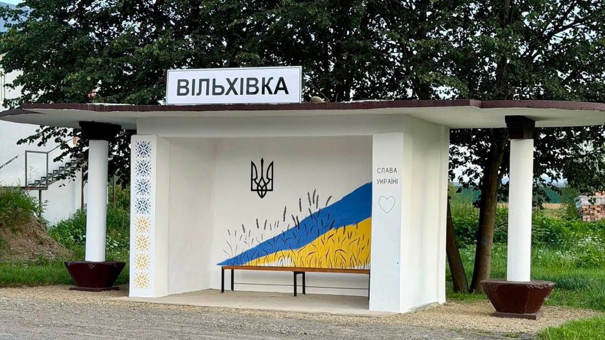 У Вільхівці оновили автобусну зупинку