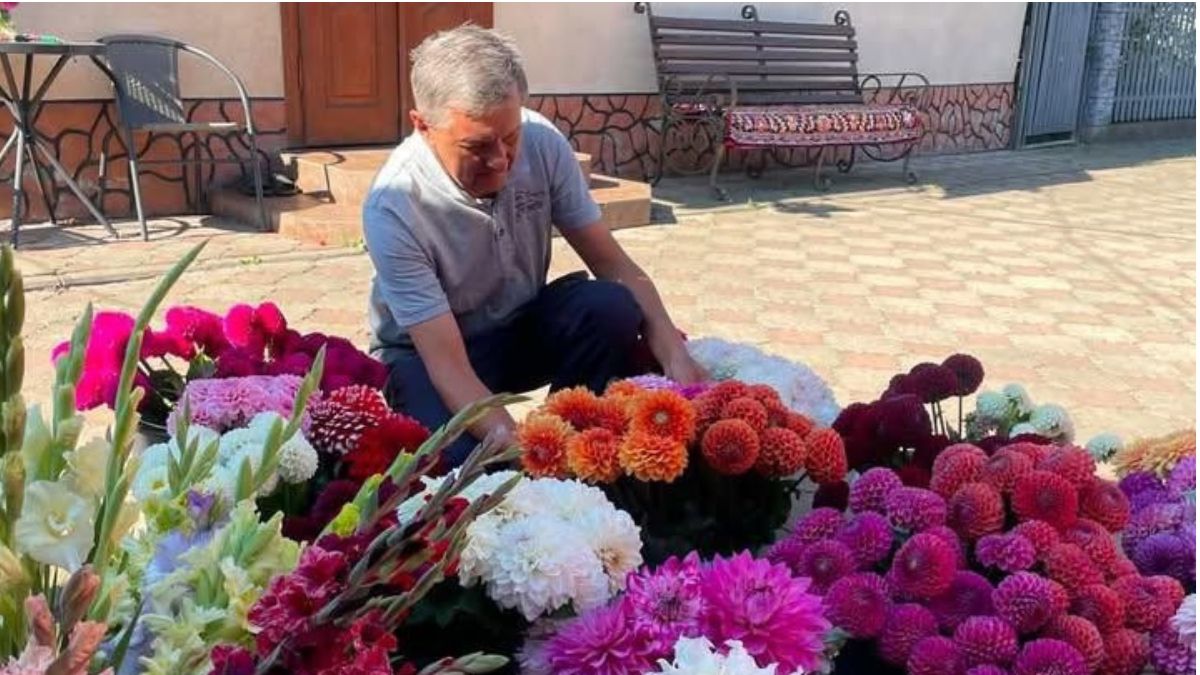 Чоловік з Тустані доглядає за квітами