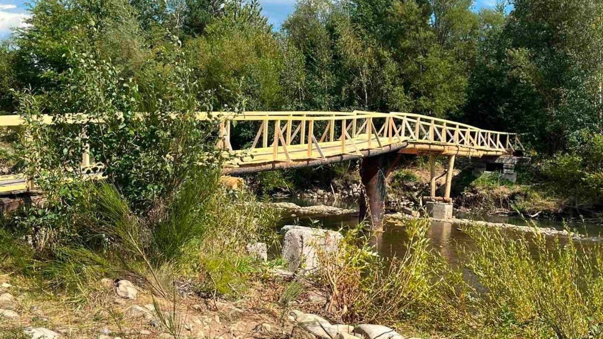 Між двома селами встановили лавку