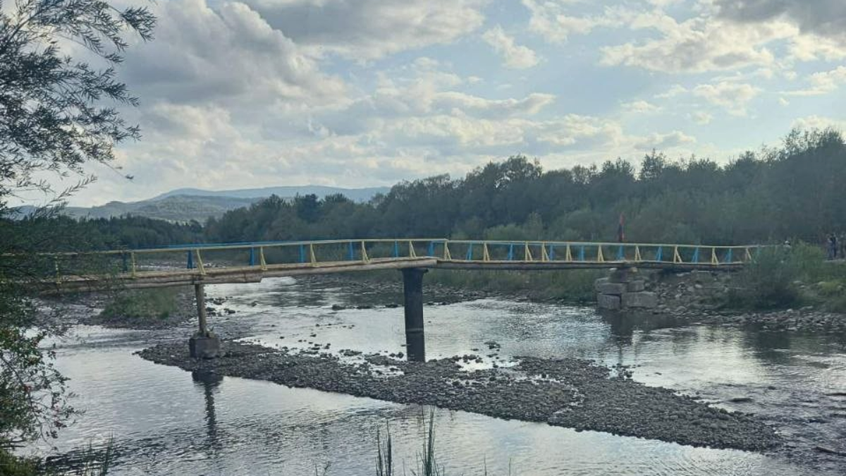 На Калущині встановили 50-метрову лавку, яка з’єднала два села
