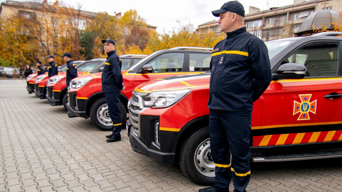 Прикарпатські рятувальники отримали 10 нових автомобілів від міжнародних партнерів