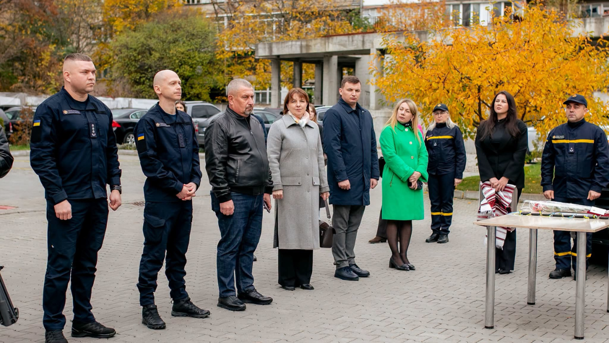 Прикарпатські рятувальники отримали 10 нових автомобілів від міжнародних партнерів