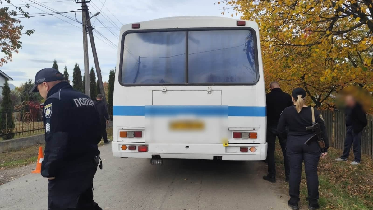 На Долинщині під колесами автобуса загинув чотирирічний хлопчик