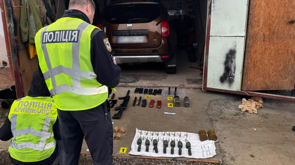 На Калущині чоловіка підозрюють у незаконному зберіганні зброї та боєприпасів, які він привіз із зони бойових дій